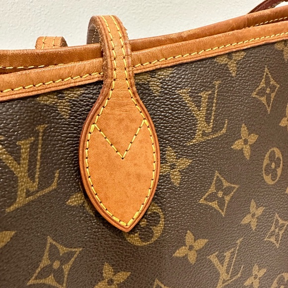 (SOLD) Louis Vuitton Neverfull MM Tote - Picture 9 of 13